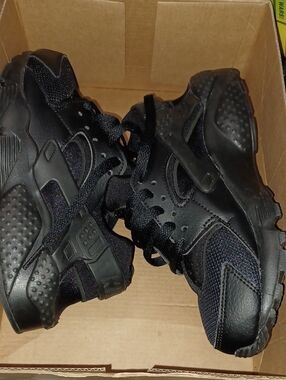NIKE AIR Huarache Kids All Black  Running Shoes Size 4Y